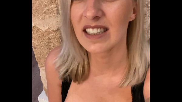 Risky orgasm behind the back of the photographer!