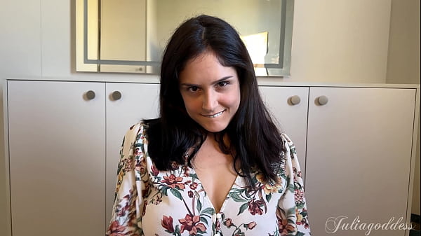 JuliaGoddess - Secretária safada faz boquete no chefe e engole tudo