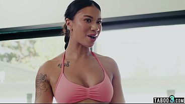Hot ebony Ameena Green doing her workout on a sexy latina trannys huge dick
