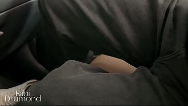 MILF gostosa seduz instrutor de academia pra transar no carro do marido e deixa ele gozar no cu dela