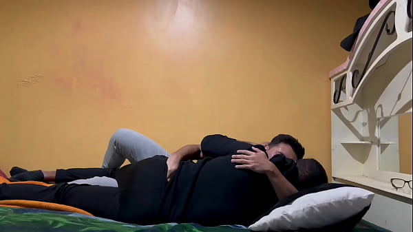 Download Video - Ten&iacute;a una cita con &eacute;l para ser mi novio&comma; le di la cogida de su vida y cuando salgo del ba&ntilde;o me doy cuenta que ahora est&aacute; cogiendo con mi compa&ntilde;ero de cuarto