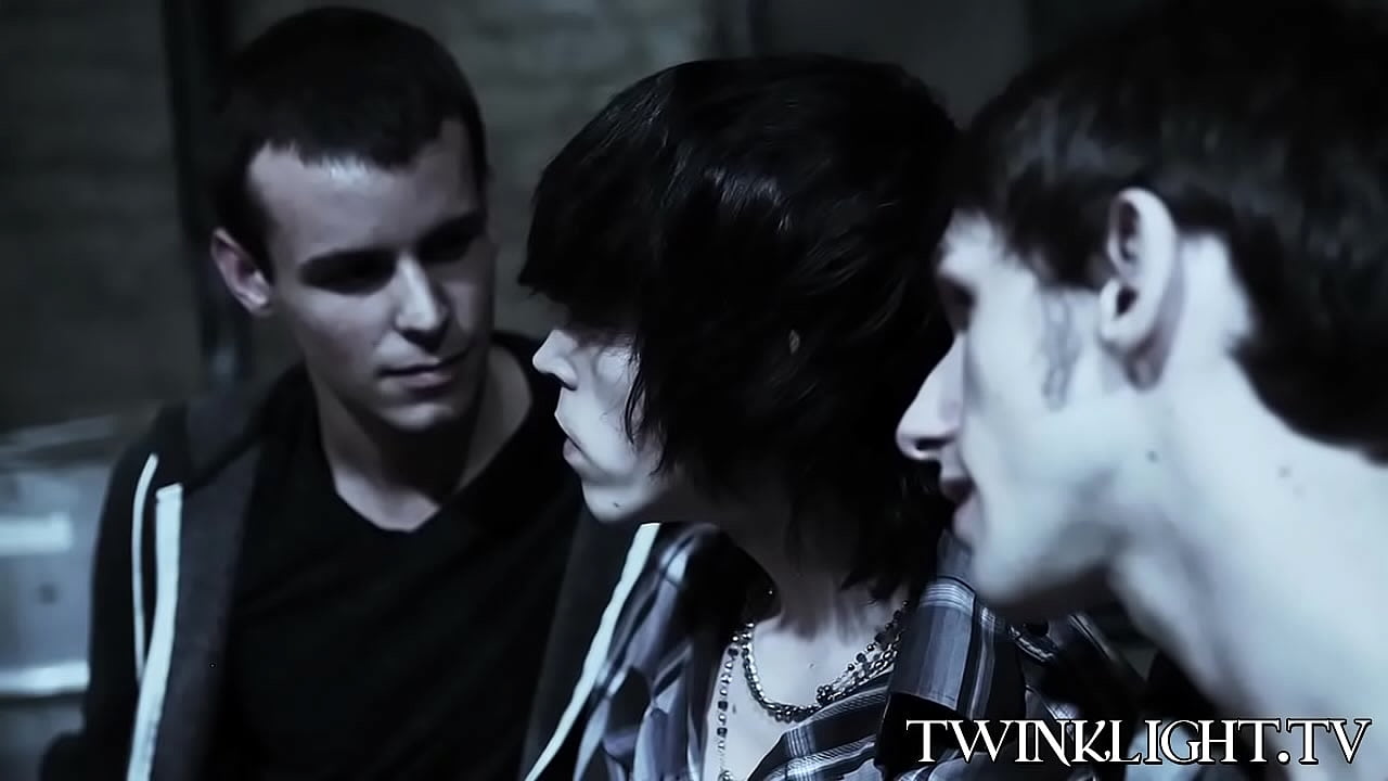 Twinks traviesos Tyler Bolt y Alex Todd follan anal en un trío
                     anal cumshot hardcore blowjob threesome masturbation kissing twink big cock big dick emo twinklight alex todd tyler bolt jonathan cole muchos negros