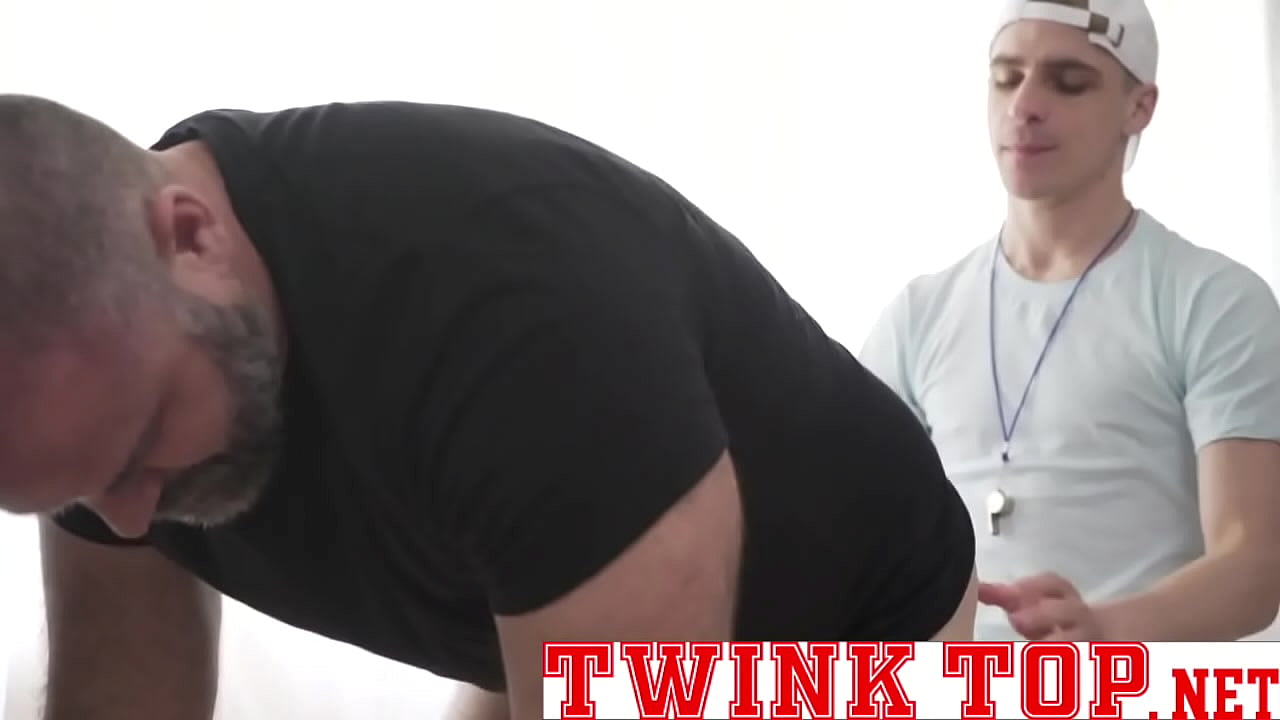 Entrenador oso corpulento follado por una joven y caliente jugadora top
                    fucked doggystyle ass eating gay twink bareback coach bottom bear anus dad rimming jock beefy player meaty bubble butt jockstrap gay sex gay porn lick asshole muchos negros