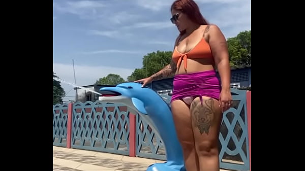 Dia de molhar o prikito na piscina