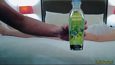 Latest Indonesian Porn - A very beautiful female student dared to prank the massage therapist at the hotel until she ejaculated in her pink vagina.