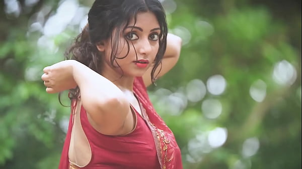 Download Video - Hot Bhabhi in Saree showing stuff - Episode 1