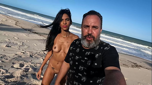 Nathalia Santos realiza um sonho na praia de Ta...