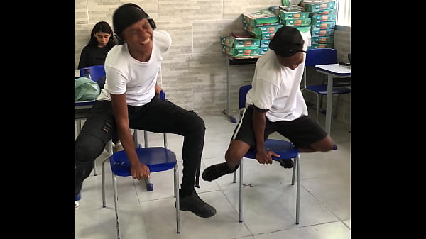 2 putinhas dando aula de sentada na sala de aula