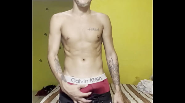 NOVINHO DOTADO DE PAU DURO NO SHORT TACTEL FALA...