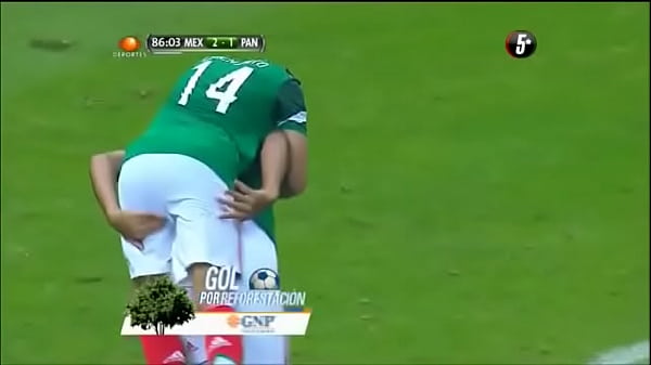 Download Video - Raul Jimenez mete sus dedos en el culo del Chicharito