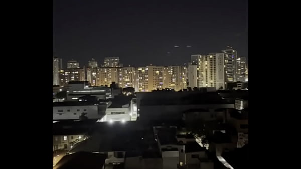 Especial de Natal - Natal Calientte. Noel pauzudo, encontra casadinha puta na varanda e da uma rola enorme de presente para ela.