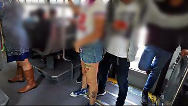Download Video - Arrim&oacute;n a mexicana EN MINIFALDA Metrobus