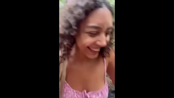 HIJASTRA TETONA Y CULONA NO AGUANTA LAS GANAS DE TOCARSE Y SE MASTURBA.