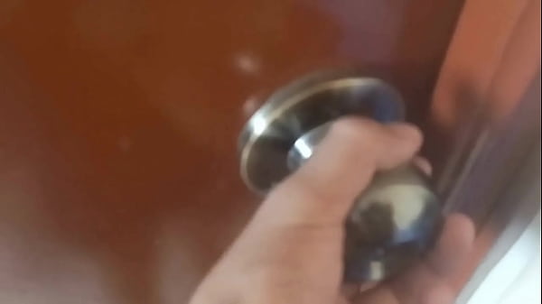 Entre en el ba&ntilde;o donde estaba MI HERMANASTRA al principio se mostro t&iacute;mida pero luego me demostr&oacute; ser una puta que le encanta coger