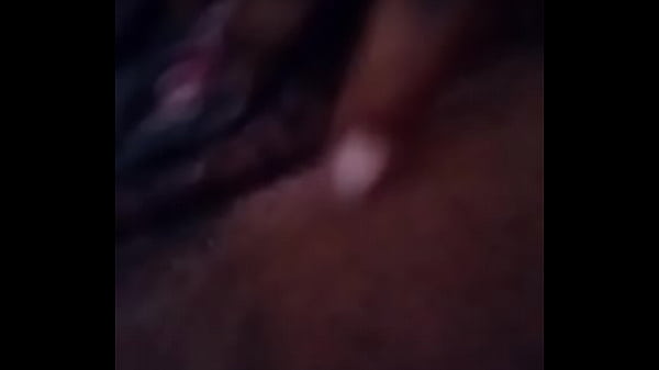 Dagadt, szőrös érett nő ujjazza magát és elélvez