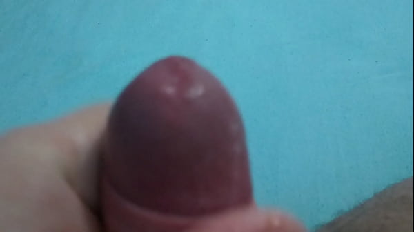 Esfregando a cabeça e gozando gostoso para voce...