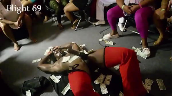 Nagy farkú néger pasi leánybúcsún táncol