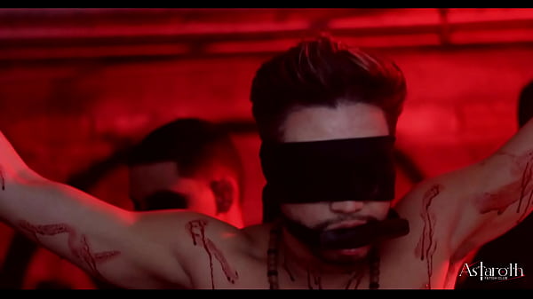 A Deusa Astaroth tem sede de carne fresca. Um lindo twink é oferecido a ela para acalmar seu apetite. Muito sado e sexo hardcore para saciar seu apetite de prazer. P2