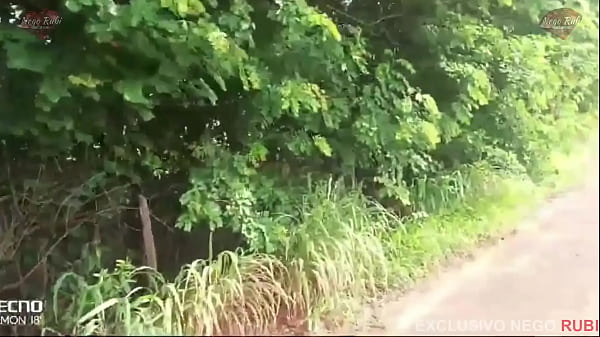 Download Video - Preto da rola gigante arrebenta esposa do Corno no meio do mato