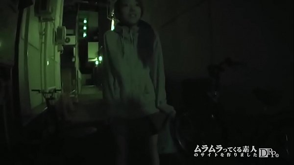 A woman who needs money! Outdoor exposure first experience! Despite being confused, a witness appears in the blowjob by twisting the naked body in the back alley and getting the pussy wet! !! !! Manami Tanabe 1