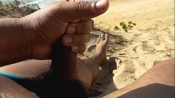 Download Video - Punheta e gozada na praia de Ita&uacute;nas ES