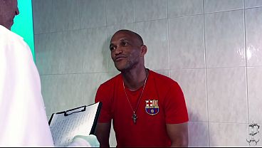 Medico tard&atilde;o n&atilde;o aguenta ver a rolona do seu paciente e cai de boca chapando e dando gostoso para ele