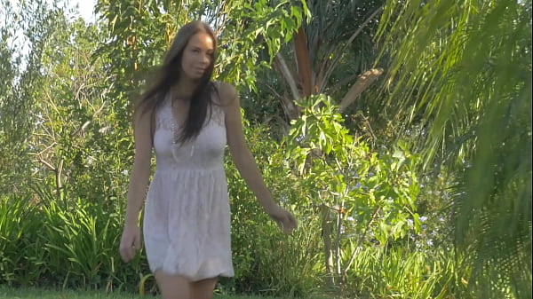 Mamando a buceta peluda  um dedinho no cu