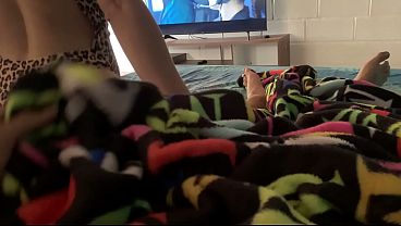 セクシーな義理の妹と映画を見て、彼女のお尻を見て勃起した