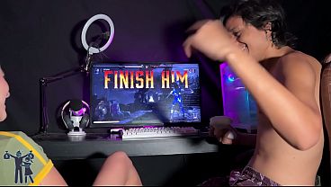 Download Video - Animei ele enquanto joga Mortal Kombat&comma; quem perder tira a roupa