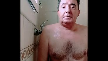 暑さをしのぐために、さっとシャワーを浴びる。