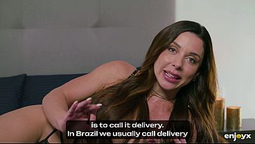 ブラジルのホットな熟女が、ダブルファックで快感に叫び声を上げる。1本は尻の奥深くまで、もう1本はマンコの奥深くまで。