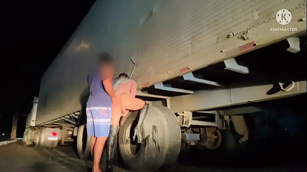 Download Video - CAMINHONEIRO FUDEU O CUZINHO DA SAFADA NA BEIRA DA ESTRADA