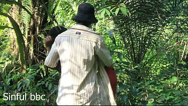 茂みの中で薪を拾っている売春婦を見つけた