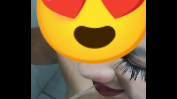 Faço a puta de vaso sanitário e mando ela beber...