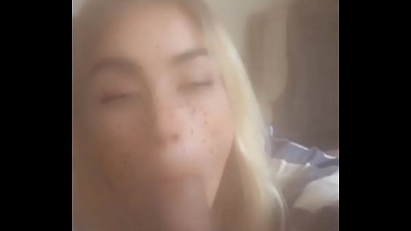 Blondine Genießt Einen Großen, Unbeschnittenen Schwanz