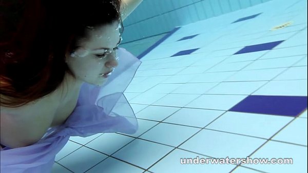 Aneta shows her gorgeous body underwater
