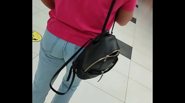 Fiquei com tanto tes&atilde;o no shopping que fui me masturbar no provador da loja