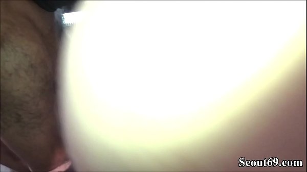 Download Video - Deutsches TEENY bei heftigem AO GANGBANG Fick mit 13 Typen