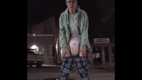 Wetting thick diapers in the street