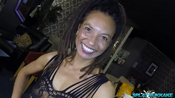 Ukxxxpass - Hermosa ébano MILF chupa la polla en su debut bukkake