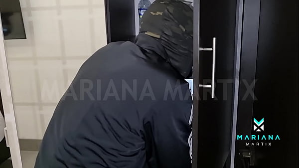 Mariana Martix gives her precious diamond between her legs to a professional thief from the United States. BBC