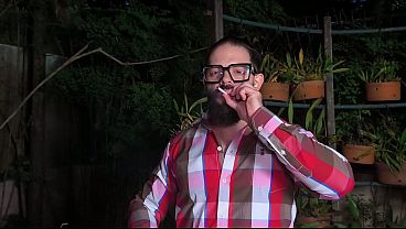 VIZINHA TRANS SAFADA ME VIU MIJANDO NO JARDIM E QUIS TRANSAR COMIGO, FIZ ELA LAMBER AT&Eacute; MEUS P&Eacute;S! - EVEZZINI