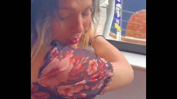 Dotado me comeu na janela pra todo mundo ver