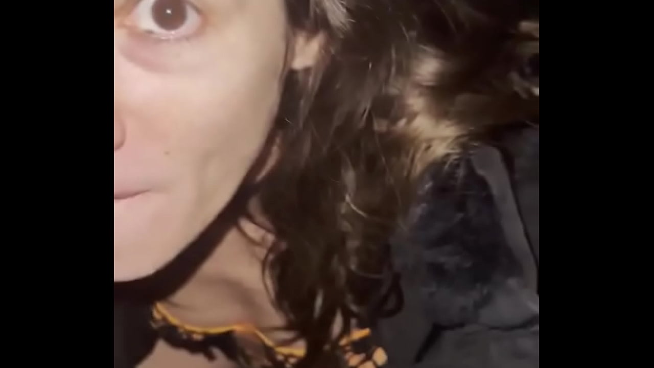 Sexo arriesgado en el estacionamiento del hotel donde nadie debería oírme gemir...
                      muchos negros