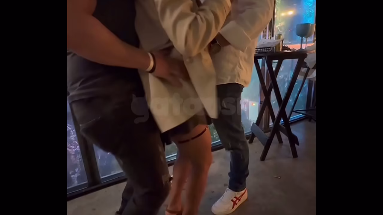 Conheci dois homens no pagode, levei eles embora, chupei um deles e fiz squirt no estacionamento e dei gostoso pra um deles no bando de tr&aacute_s do carro enquanto corno dirigia