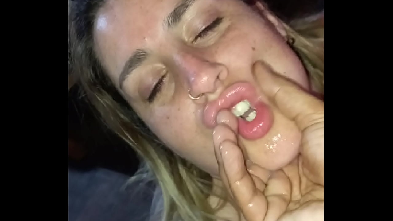 Zorra gorda rubia con boca profunda y culo retorcido
                    blonde latina tattoo girlfriend green eyes sloppy natural tits muchos negros