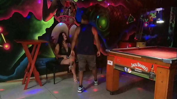 Queria dar e n&atilde;o sabia, fiz uma massagem no meu vizinho pra ver se a piroca subia