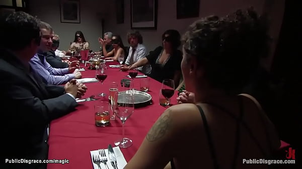 Esclave Nu Fait Pour Servir Le Dîner
