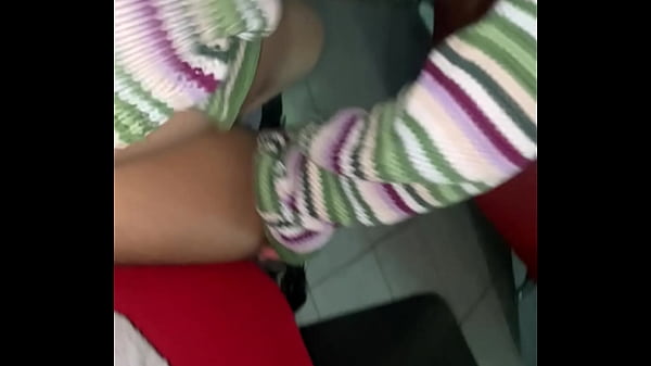 Ines Garcia se pone cachoda y le pide a su primastro que la coja duro