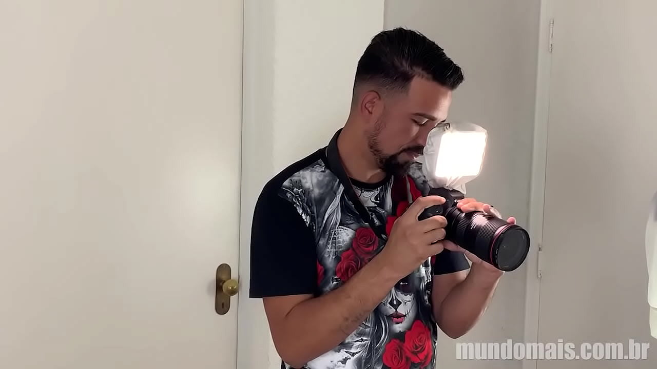 ¡El padrastro lleva a su hijastro y a su primo a tener sexo, filma todo y aún participa en la prostitución!
                     gay big cock novinho gay amateur muchos negros